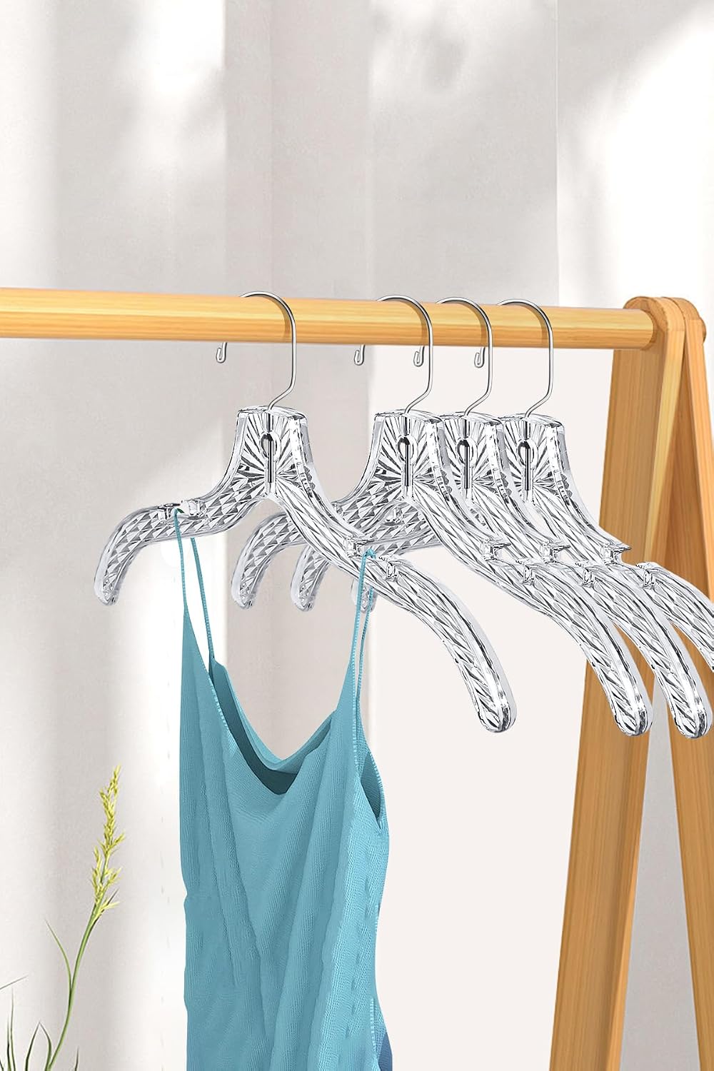 Parachase 23 Pack Heavy Duty Clear Plastic Hangers Closet 360 Swivel Hooks